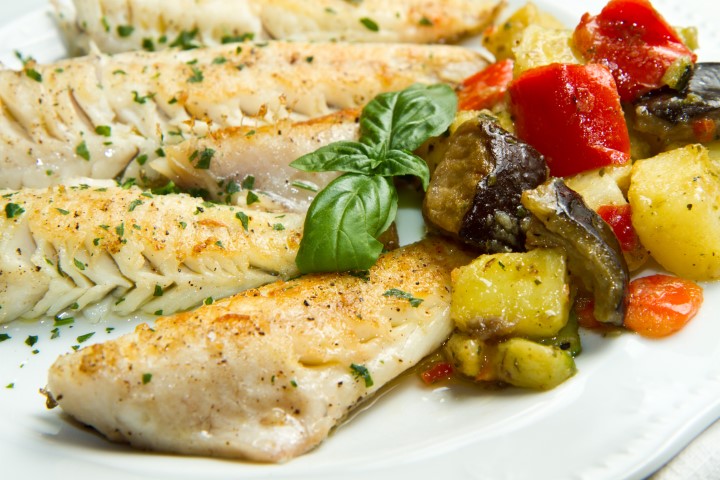 merluza con verduras al horno