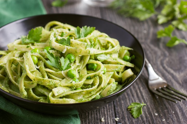 plato de pasta con espinacas